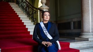 Salvadoreños le piden a Miss Nepal que se quede en el país