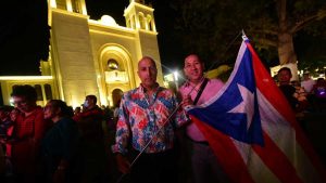 Salvadoreños disfrutaron de la gala de Miss Universo en plazas públicas