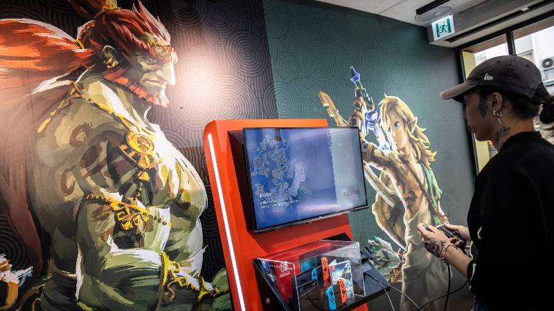 Hombre juega "Zelda: Tears of the Kingdom" en una tienda de Nintendo en Hong Kong