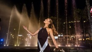 Candidatas de Miss Universo hacen paseo nocturno en San Salvador