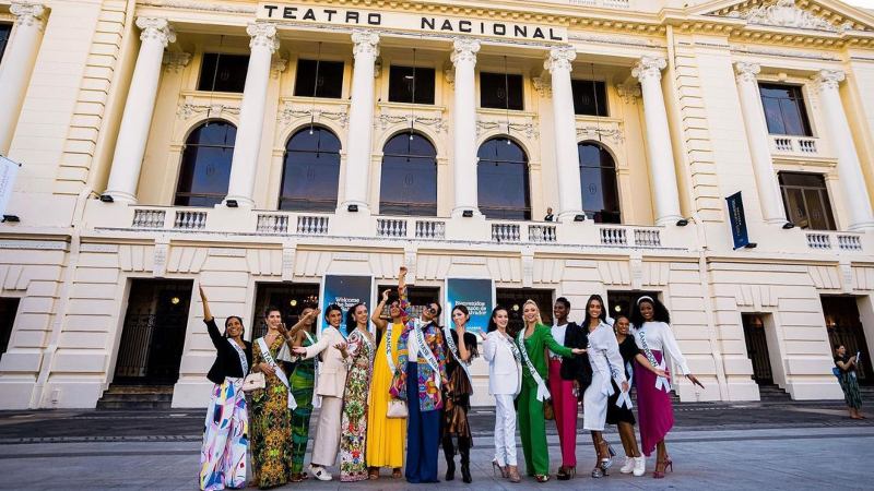 Candidatas de Miss Universo en el Teatro Nacional de San Salvador