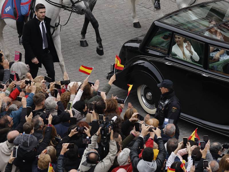 Princesa Leonor de España saluda a ciudadanos el día de su jura