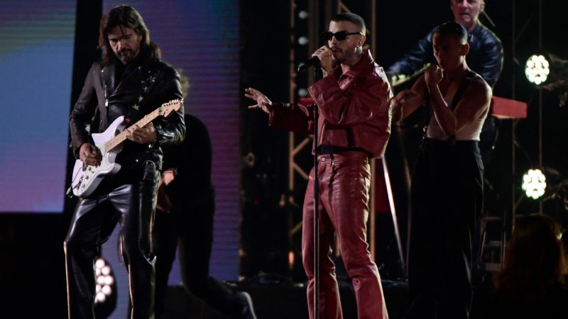 Rauw Alejandro y Juanes durante su participación en los Latin Grammy.
