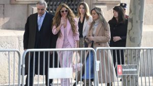 Shakira a la salida de la audiencia en Barcelona, España, apoyada por fans