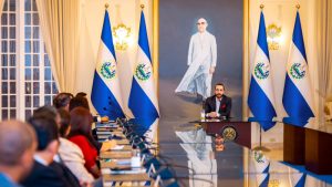 Bukele se contradice y se hace de campaña electoral