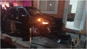 Carro chocó con dos motociclistas en Santa Ana