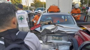 Mujer quedó atrapada en vehículo por accidente en Santa Ana