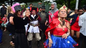 Bailarines y músicos de la plaza Libertad celebran Halloween