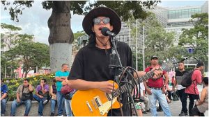 Estudiante de la UES pone a cantar a los turistas del Centro Histórico y el video se viraliza