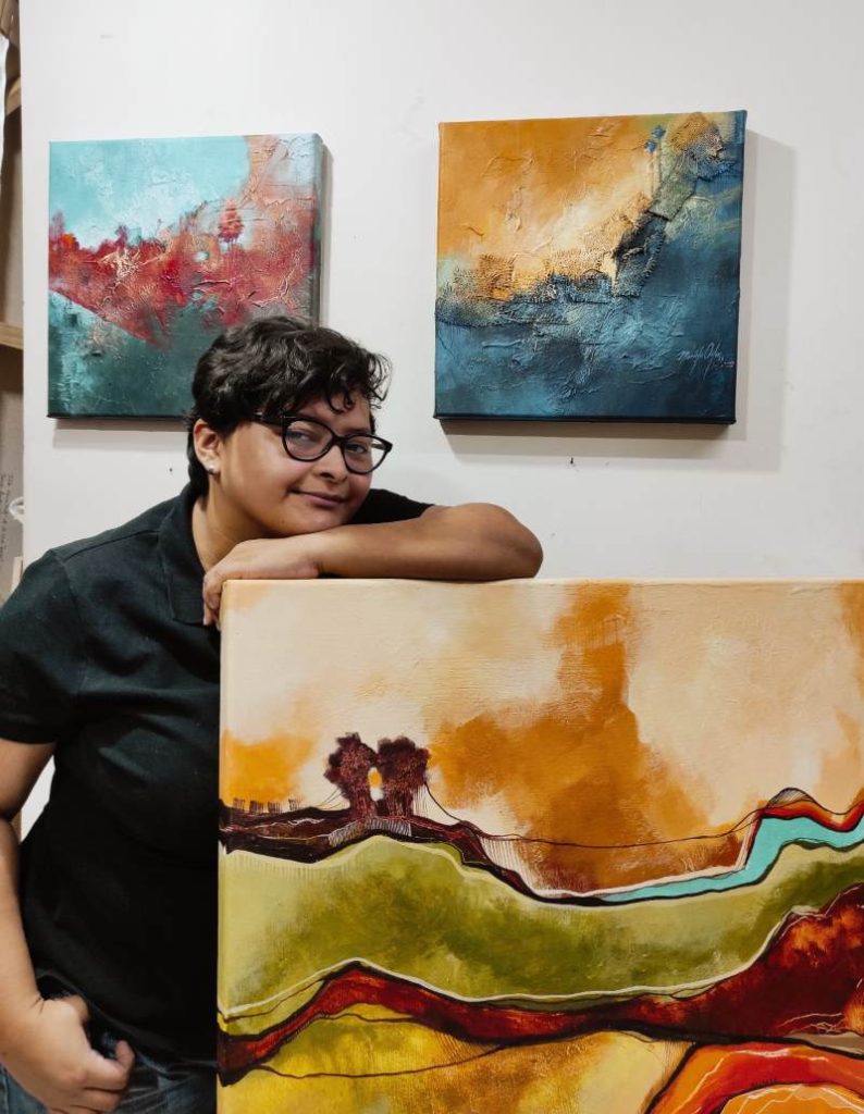 Mariela Ortez cautiva al público visitante con su serie “Andanzas”, cuyas obras están elaboradas con acrílico sobre lienzos.