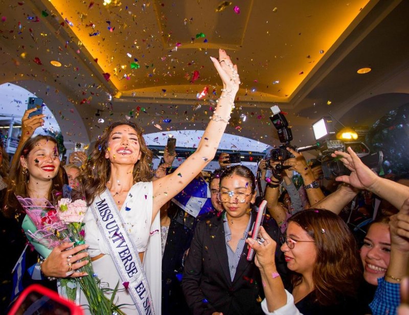 Miss El Salvador fue agasajada por salvadoreños en su llegada a la concentración