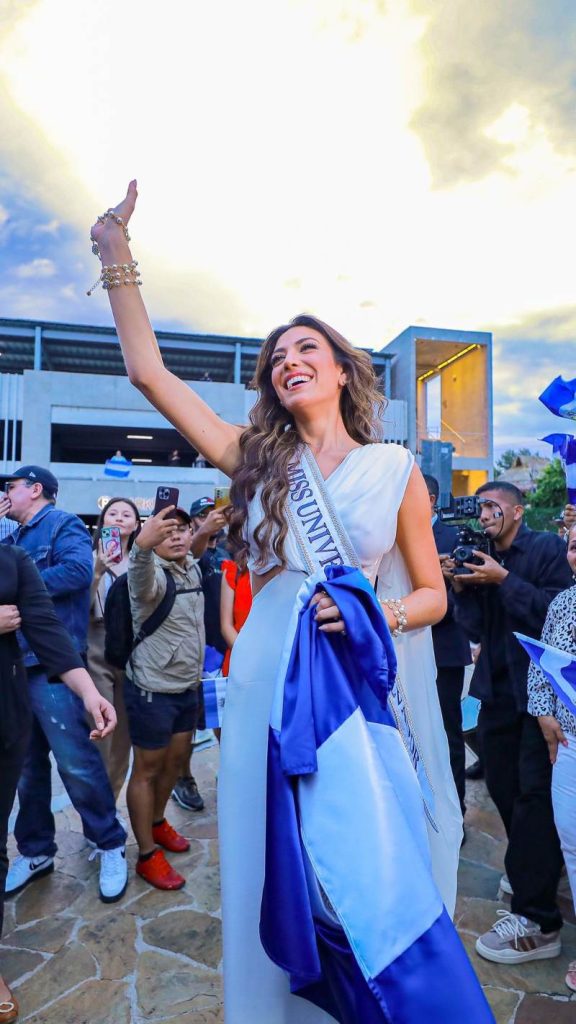 Miss El Salvador fue agasajada por salvadoreños en su llegada a la concentración