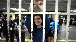 Marcela Blanco, del partido Movimiento Semilla, llega esposada a la audiencia después de ser arrestada en su casa en Guatemala