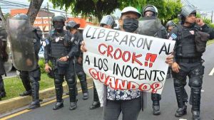 Manifestantes critican la libertad de Crook por el gobierno de Nayib Bukele