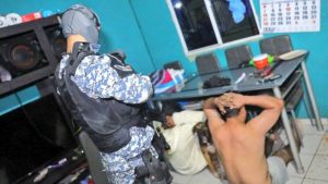 Capturan a 63 supuestos pandilleros acusados de homicidio y robo en Santa Ana