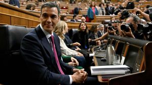 Pedro Sánchez asume en España defendiendo la amnistía para separatistas catalanes