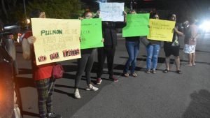 Manifestantes dicen que los trabajos se ejecutan de noche para que ellos no puedan ver la tala