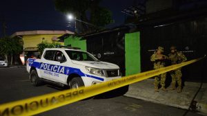 Autoridades procesan escena de homicidio. Foto EDH / Archivo