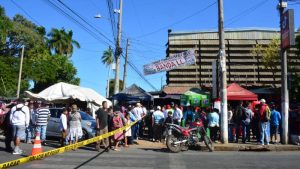Una mujer fallecida y tres personas quemadas tras fuga en cilindro de gas en mercado de Ahuachapán