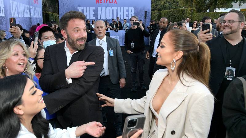 Jennifer López y Ben Affleck en premiere de The Mother de Netflix