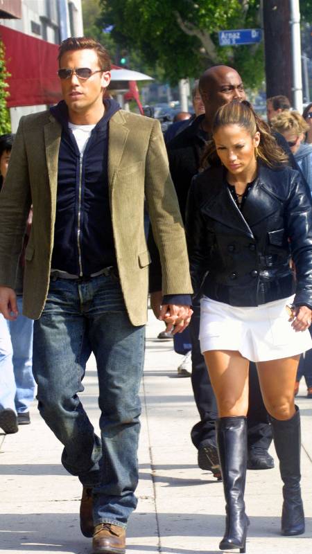 Benn Affleck y Jennifer López  tomados de la mano en Beverly Hills 2002