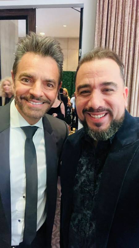 Mario Cordova junto a Eugenio Derbez en los Voice Arts Awards 2023