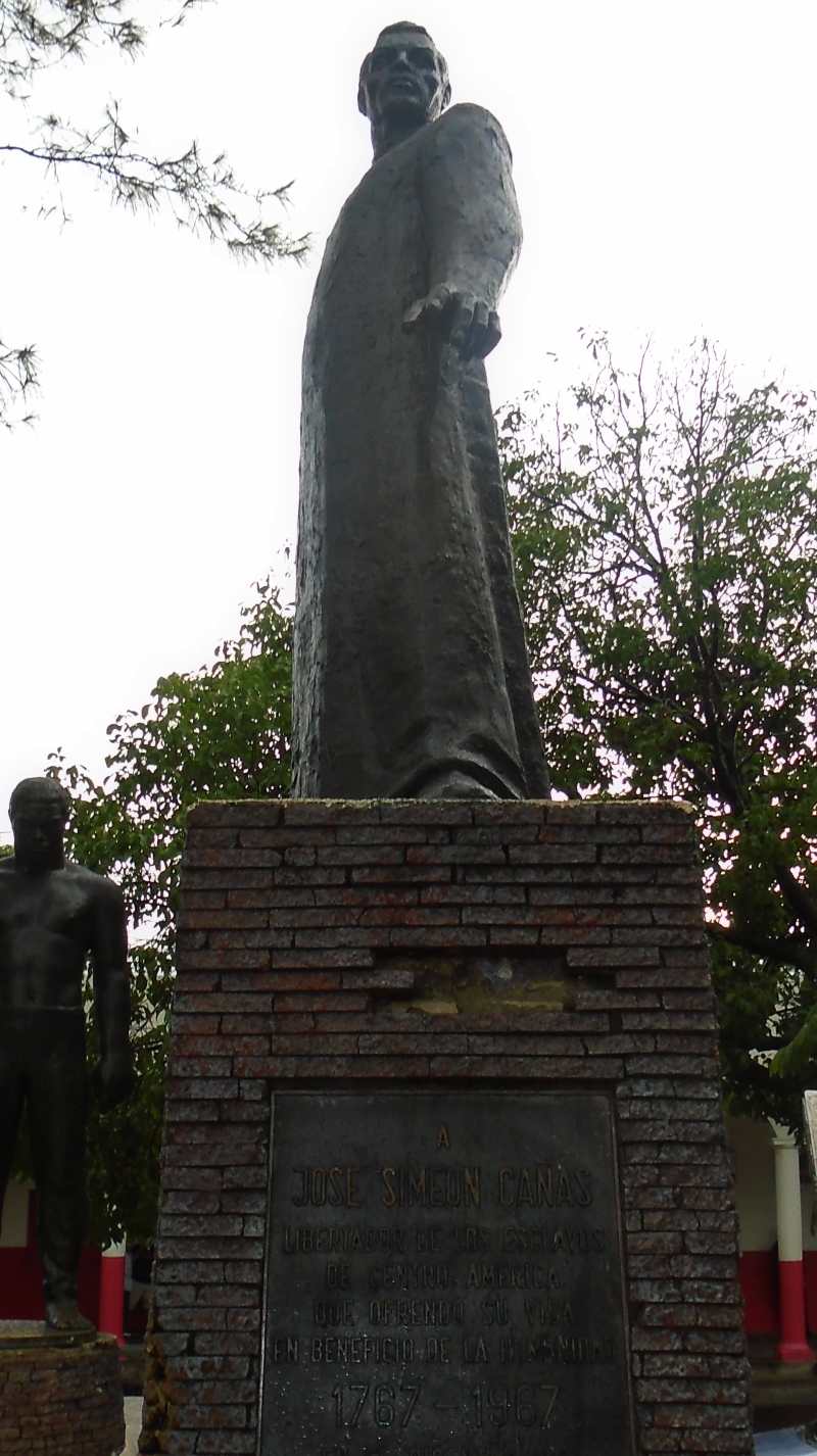 Monumento al padre Cañas y Villacorta, en el parque de Zacatecoluca. 