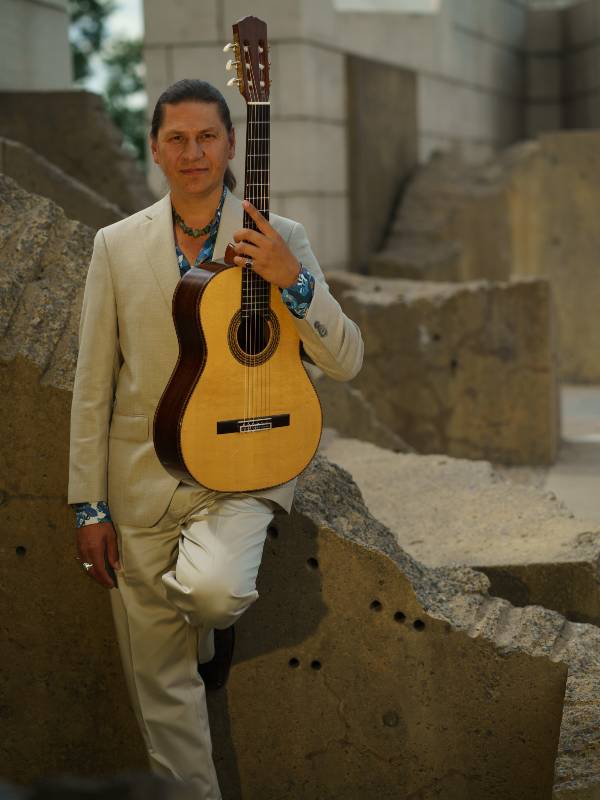 Guitarrista salvadoreño radicado en Canadá Ramsés Calderón