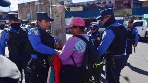 Alcaldía capitalina no quiere vendedores ambulantes parados en un solo lugar