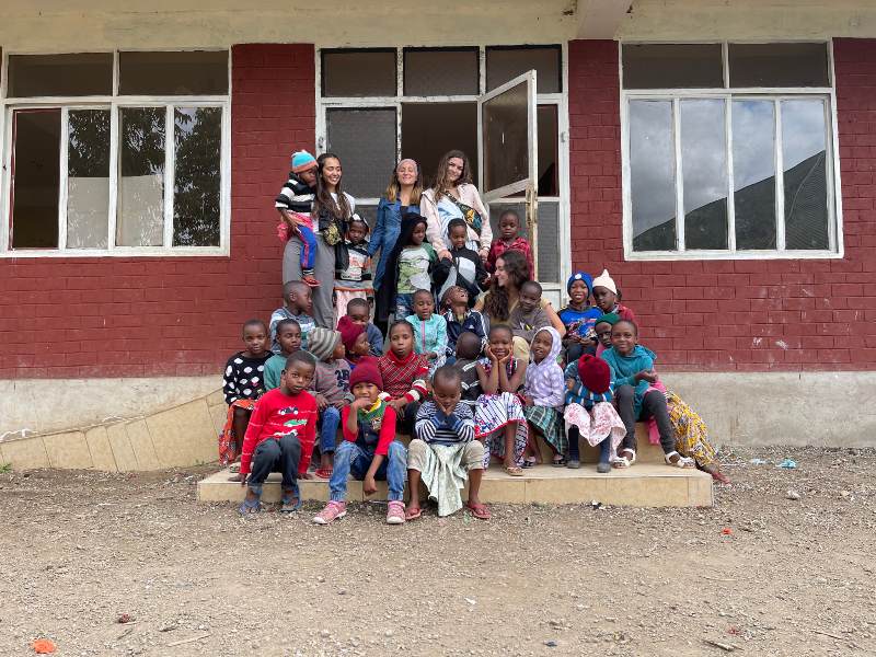 La salvadoreña fue a Tanzania a visitar escuelas, donar comida y brindas consejos sobre una excelente alimentación