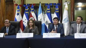 Los magistrados del Tribunal Supremo Electoral (TSE) de Guatemala Mynor Custodio, Irma Palencia, Ranulfo Rojas y Gabriel Aguilera asisten a una rueda de prensa en el TSE en Ciudad de Guatemala