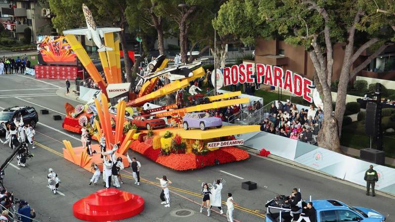 Carroza de la Honda en el Desfile de las Rosas 2024