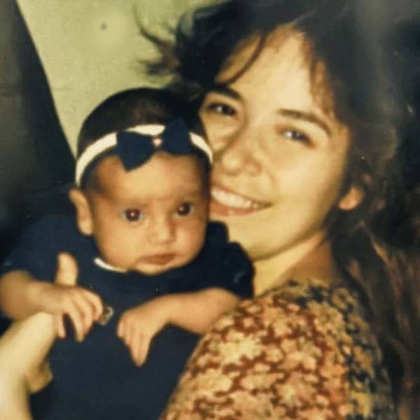 Gloria Trevi con su hija Ana Dalay en los años 90