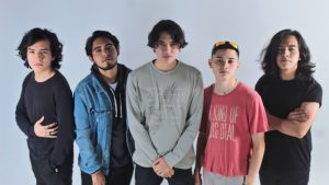 (De izquierda) La banda Rodxas está integrada por Josué Santos, Alejandro Ávalos, Rodrigo Díaz, Douncam Linares y Marcos Santos. Fotos: cortesía/ Rodxas.