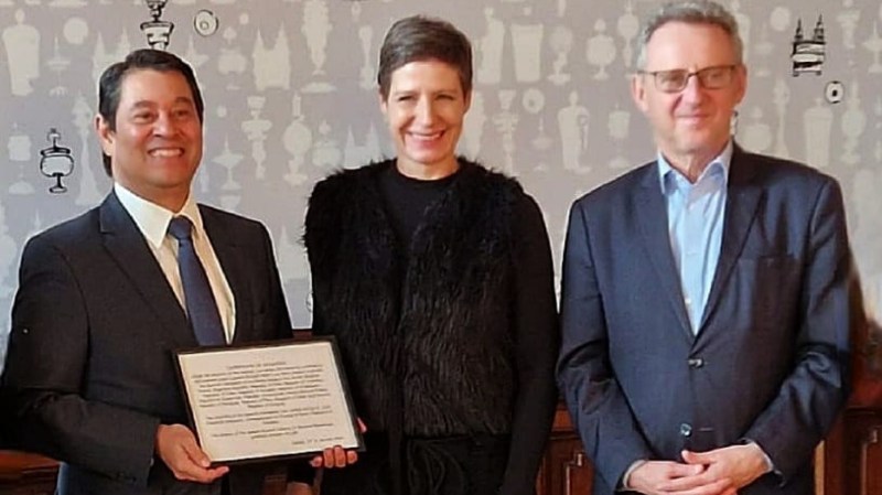 Juan Fernando Villafuerte junto a Barbara Staudinger, directora del museo, y Ernst Woller, presidente del Parlamento de Viena.