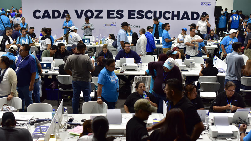 Escrutinio papeleta por papeleta para diputados elecciones 2024. Gimnasio Adolfo Pineda. Foto EDH Miguel Lemus