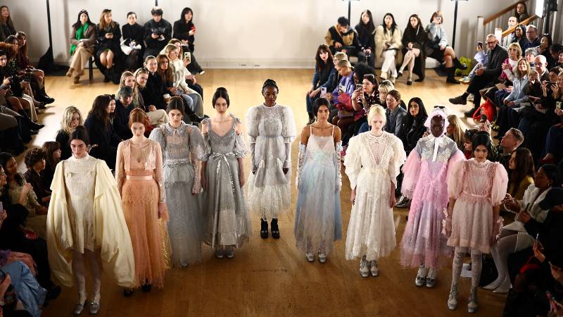 Bora Aksu en en el London Fashion Week