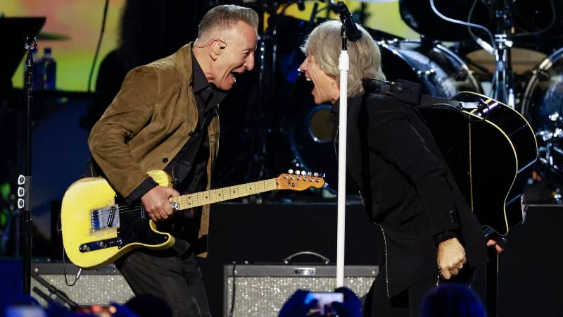 Jon Bon Jovi canta con Bruce Sprintgsteen, el Boss, en pre gala del Grammy