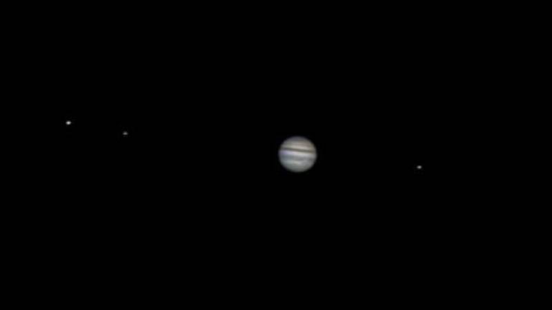 Jupiter y algunas de sus lunas vistos desde Corinto