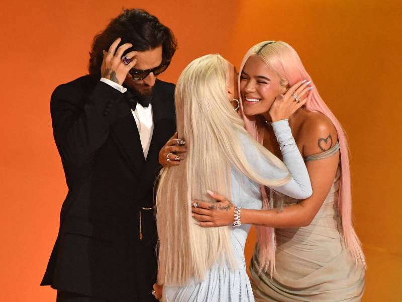 Maluma y Christina Aguilera felicitan a Karol G por su triunfo