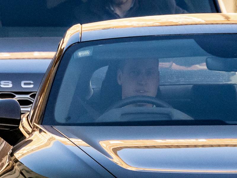 Principe William de Inglaterra conduce su auto