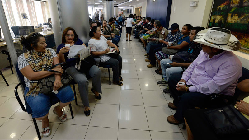 Pensiones. Interior de AFP en San Salvador. Foto Archivo