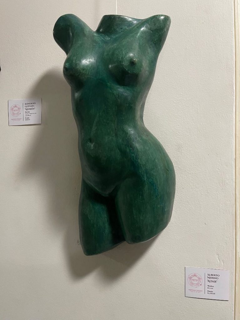 Alberto Merino homenajea la belleza femenina en esta escultura hecha en bronce llamada “Altair”.