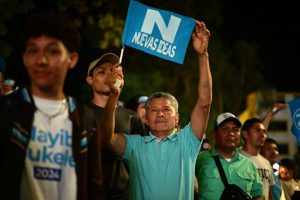 Celebración de gane de Nayib Bukele en elecciones 2024 en la plaza Barrios. Foto Francisco Rubio