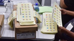 Papeletas sin doblar. Escrutinio papeleta por papeleta para diputados elecciones 2024. Foto EDH Miguel Lemus