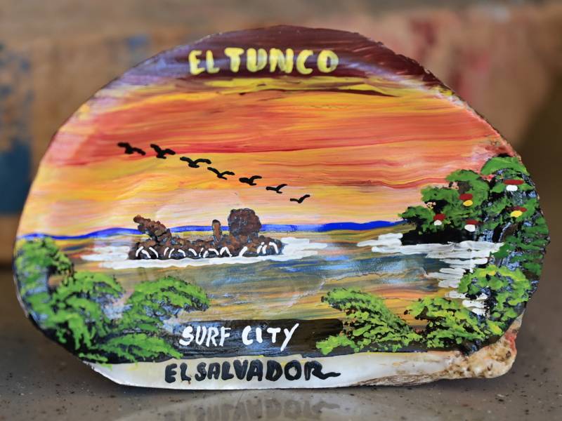 Alejandro Lozano, artista autodidacta que pinta playas en ostras y caracoles en el Puerto de La Libertad