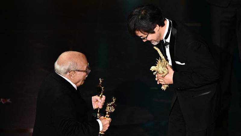 Danny DeVito entrega el premio a Takashi Yamazaki por los efectos visuales