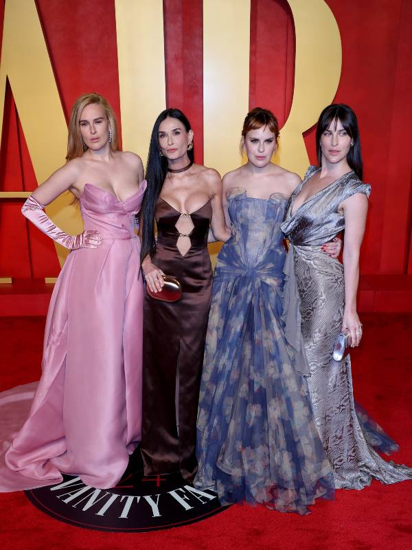 Demi Moore y sus tres hijas en la fiesta Vanity Fair en la fiesta post Oscar