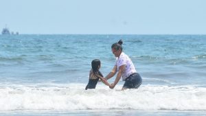 Una madre y su hija disfrutan de las aguas de las playas de La Libertad en el final de la vacación de Semana Santa 2024.