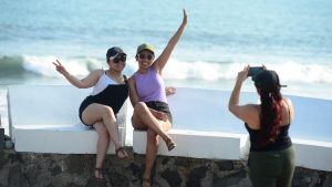 Turistas disfrutan de las playas de la libertad